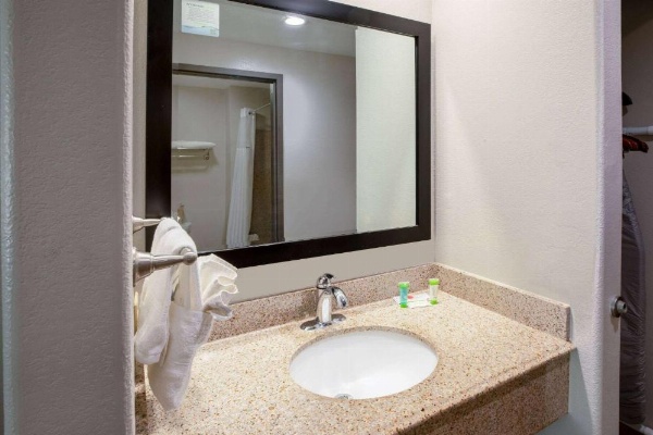 Days Inn by Wyndham Baton Rouge I-10 image 26
