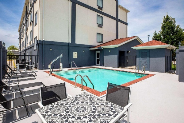 Days Inn by Wyndham Baton Rouge I-10 image 6
