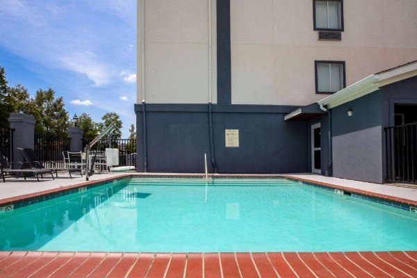 Days Inn by Wyndham Baton Rouge I-10 image 8